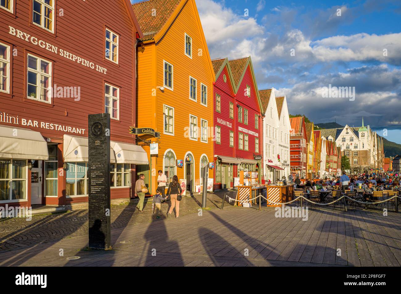 Sonnenuntergang bei Norways Meistbesuchte Touristenattraktion Bryggen. Bryggen ist eine Reihe alter hanseatischer Geschäftsgebäude und gehört zum UNESCO-Weltkulturerbe Stockfoto