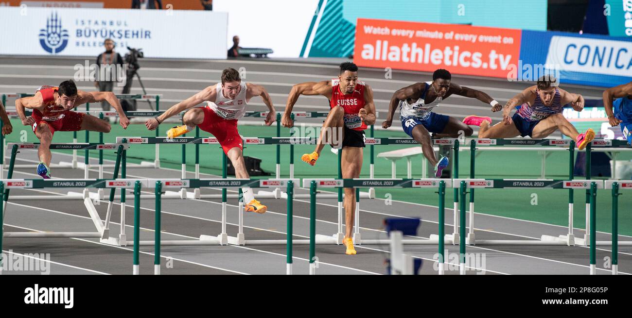 Jason Joseph aus der Schweiz auf dem Weg, das Hürdenfinale 60m der Männer bei der Europameisterschaft der Leichtathletik in der Ataköy Athletics Arena zu gewinnen Stockfoto