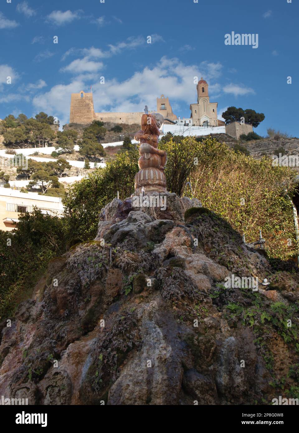 Cullera, fuente del Mercado con el castillo y santuario de la Virgen del Castillo al Fondo, Valencia, España Stockfoto