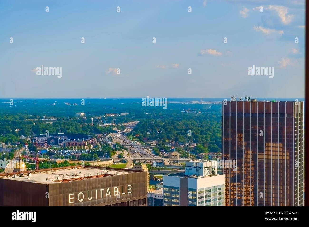 Die Interstate 85 schlängelt sich durch Atlanta City. Georgia State Center Parc Stadium und andere Hochhäuser sind auf dem Bild zu sehen. Stockfoto
