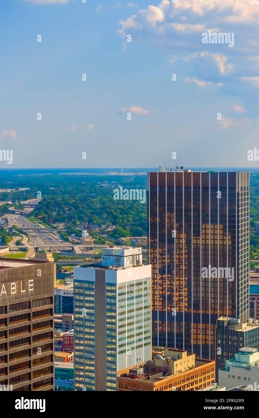 Das State of Georgia Building (2 Peachtree Street) vor dem Hintergrund der I-85. Ein Park Tower und ein Teil der gleichberechtigten Gebäude sind ebenfalls sichtbar. Stockfoto