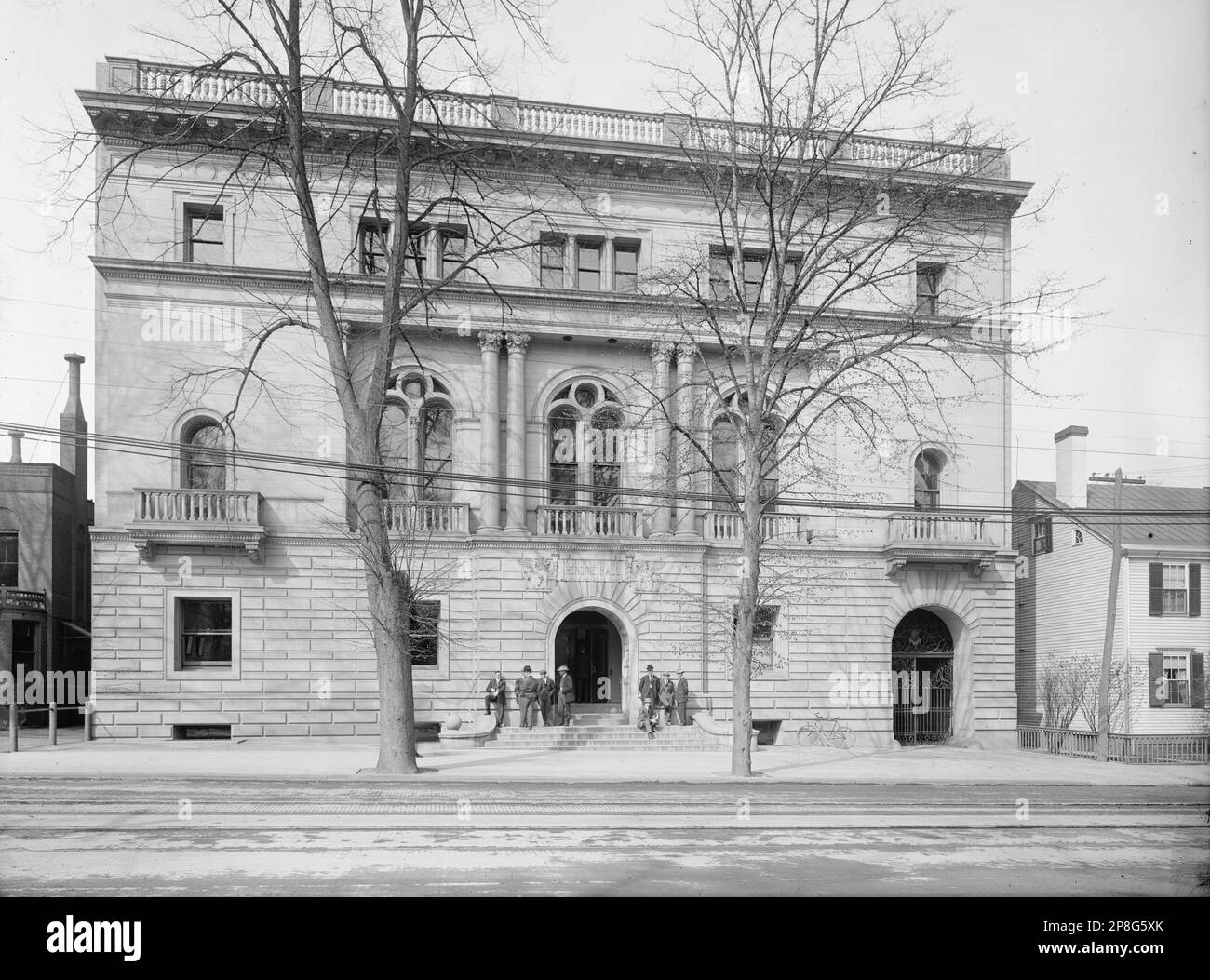 "Englisch: Hendrie Hall auf der Elm Street in New Haven, Conn., kurz nach ihrer Fertigstellung im Jahr 1900. Das Gebäude beherbergte ursprünglich die Yale Law School vor ihrem Umzug in das Sterling Law Building im Jahr 1932 und wurde später zum Gebäude der Yale School of Music.; zwischen 1900 und 1915 Datum QS:P,+1950-00-00T00:00:00Z/7,P1319,+1900-00-00T00:00:00Z/9,P1326,+1915-00-00T00:00:00Z/9; Dieses Bild ist bei der United States Library of Congress unter dem digitalen Identitätsnachweis det.4a19628 erhältlich. Dieses Tag gibt keinen Hinweis auf den Urheberrechtsstatus des beigefügten Werks. Eine normale Kopie Stockfoto