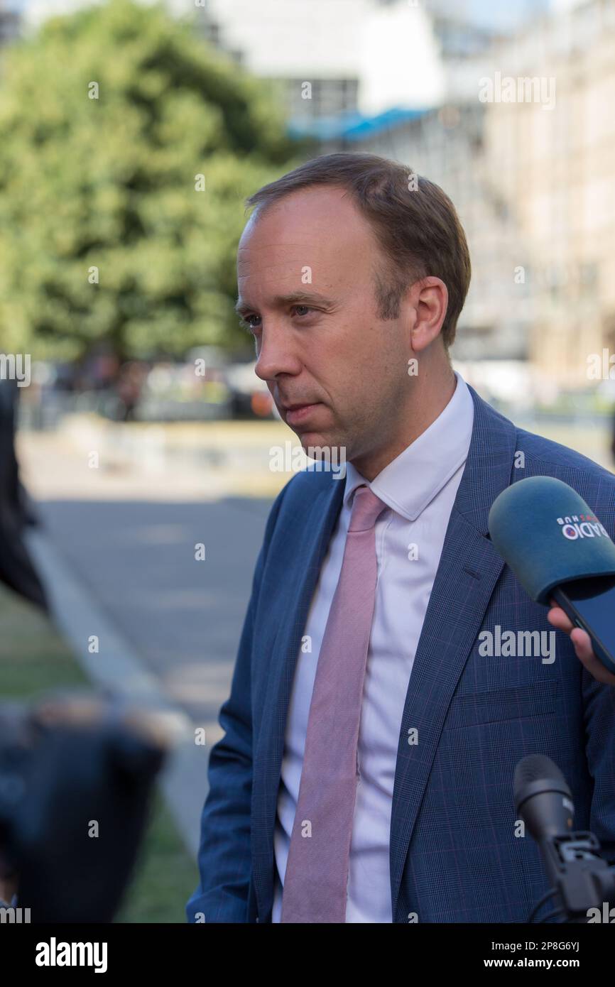 London uk juli 2022: Matt Hancock gibt Medieninterview auf College Green Stockfoto