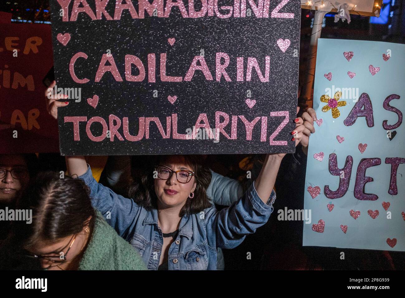 Ankara, Türkei. 08. März 2023. Eine Frau hält ein Plakat, auf dem steht: "Wir sind die Nachkommen der Hexen, ihr könnt nicht verbrennen" während der Demonstration. Tausende von Frauen kamen zusammen und organisierten am 8. März, dem Internationalen Frauentag, einen marsch. Die Frauen, die sich auf Wunsch der feministischen Nachtmarsch-Organisation 17. in der Sakarya-Straße versammelten, entfalteten ein Banner: "Unsere Rebellion übertrifft unsere Trauer, die Solidarität der Frauen lebt". Frauen protestierten auch mit Beifall und Slogans gegen die Gewalt gegen Frauen in der Türkei. Kredit: SOPA Images Limited/Alamy Live News Stockfoto