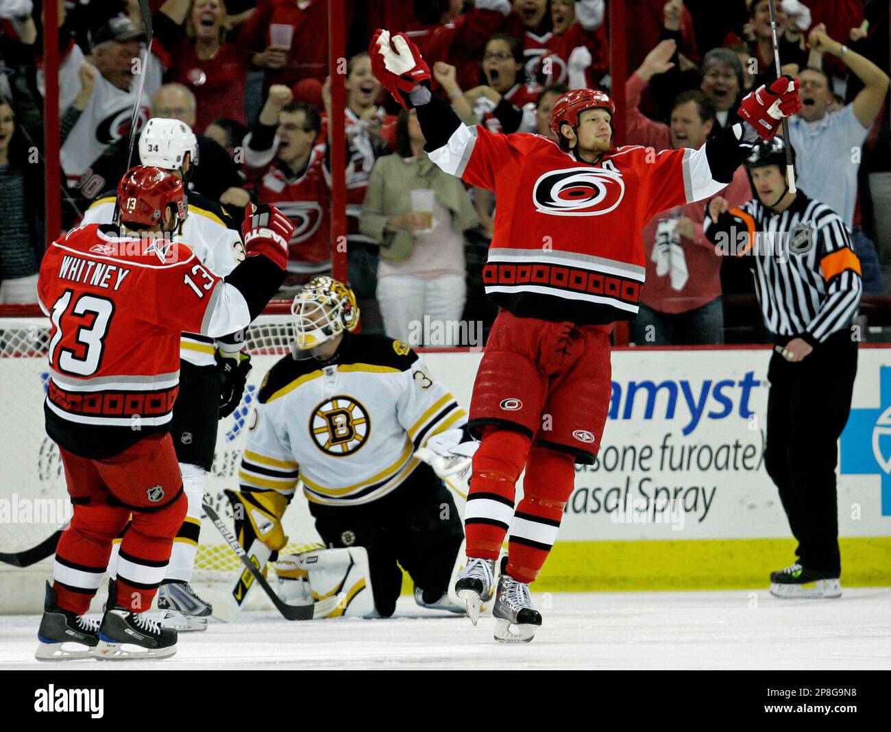 Carolina Hurricanes' Eric Staal, front right, and Ray Whitney (13) celebrate Staal's goal as Boston Bruins goalie Tim Thomas looks on during the first period of Game 4 of an NHL hockey Eastern Conference semifinal series in Raleigh, N.C., Friday, May 8, 2009. (AP Photo/Gerry Broome) Stockfoto