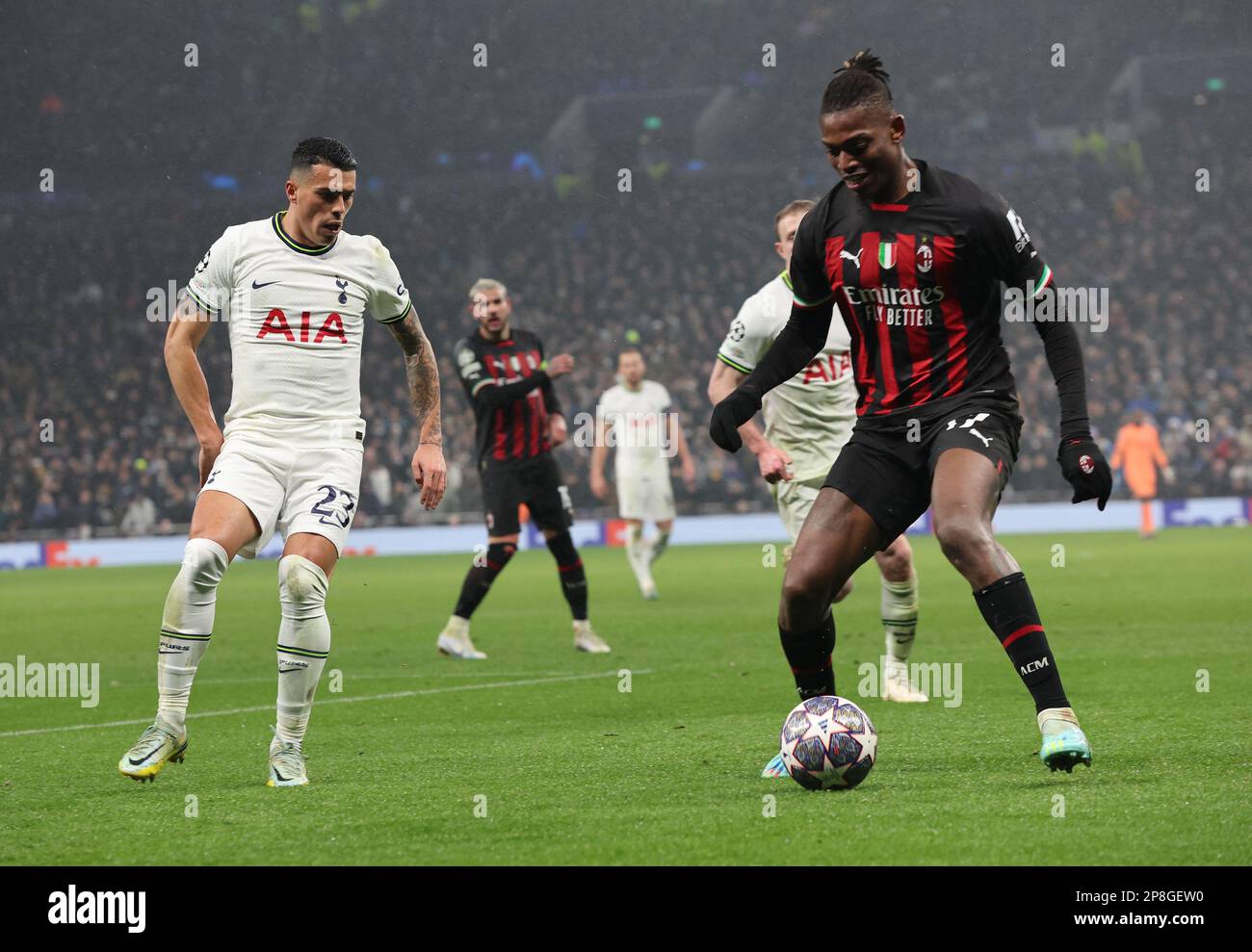 Pedro Porro von L-R Tottenham Hotspur (Leihgabe von Sporting CP) und Rafael Leao von AC Mailand während der UEFA Champion League-Runde von 16 bis 2. Leg Socce Stockfoto