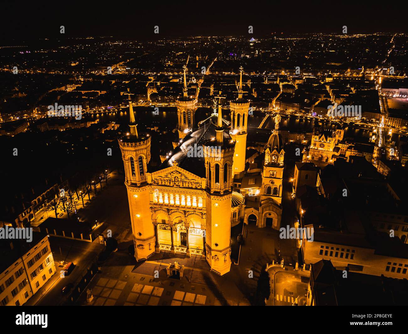Panoramaaufnahme aus der Luft bei Nacht von der beleuchteten Basilika Notre Dame de Fourviere - Lyon Stockfoto