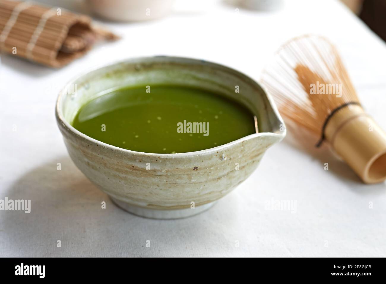 Japanischer Matcha im Bowl mit Matcha-Schneebesen Stockfoto