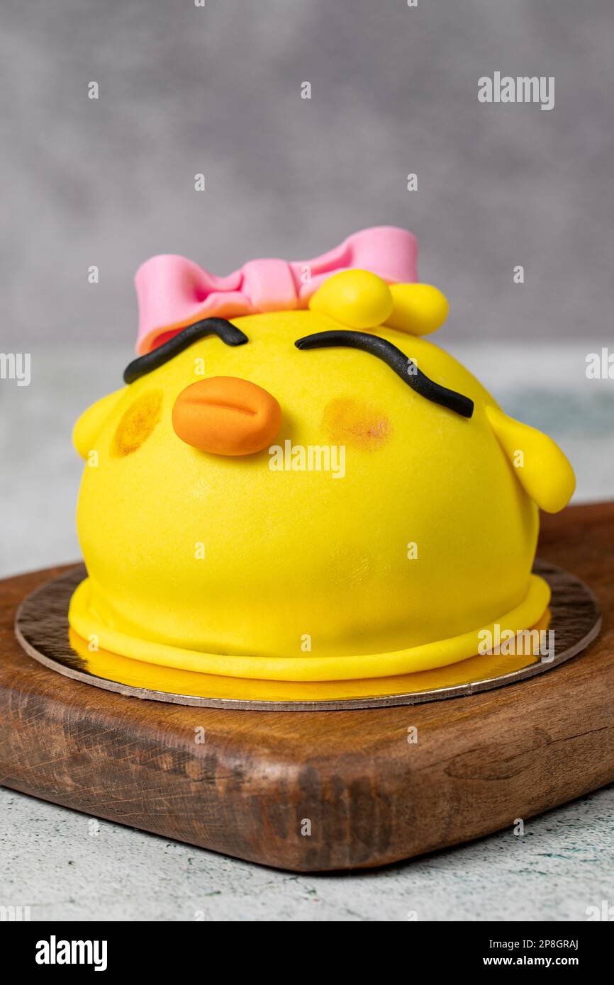 Vogelförmiger Kuchen mit speziellem Design. Gestalte Kuchen für Kinder auf grauem Hintergrund Stockfoto