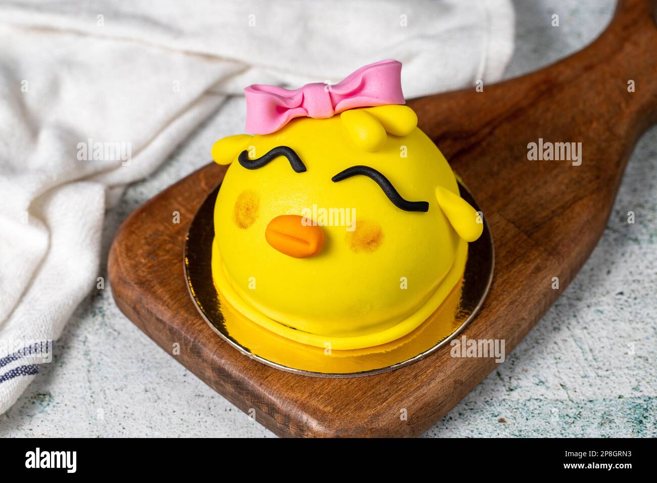 Vogelförmiger Kuchen mit speziellem Design. Gestalte Kuchen für Kinder auf grauem Hintergrund Stockfoto