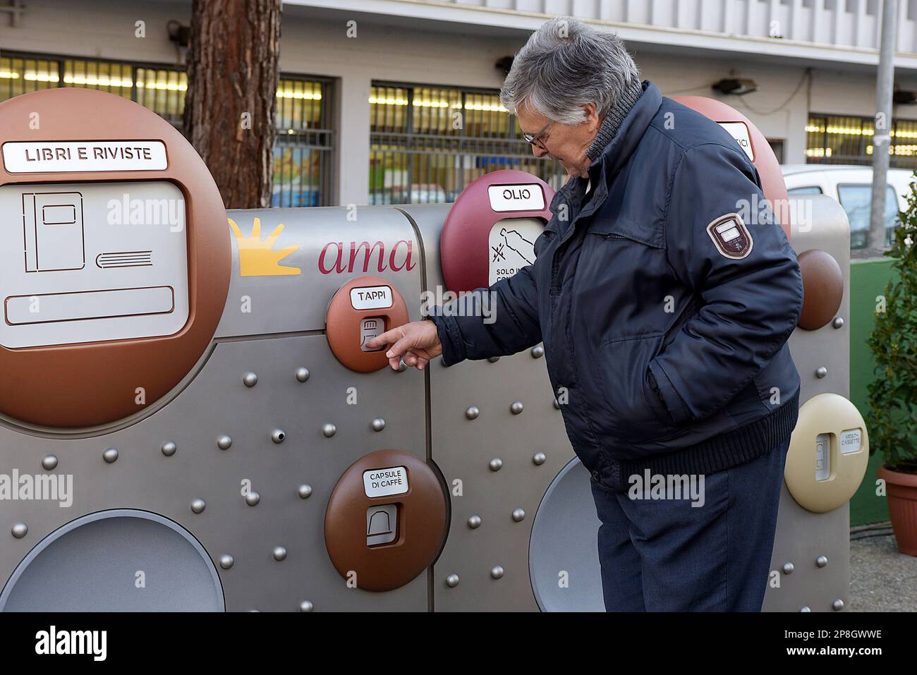 Rom, Italien. 09. März 2023. Ein alter Mann beobachtet die neue Mülltonne für die Sammlung und das Recycling ungewöhnlicher Produkte, die in Rom eingeweiht wurden. Neue Behälter, die von den Studenten des European Institute of Design (IED) in Rom entworfen wurden, werden in allen Rathäusern der Stadt installiert. Kredit: Vincenzo Nuzzolese/Alamy Live News Stockfoto