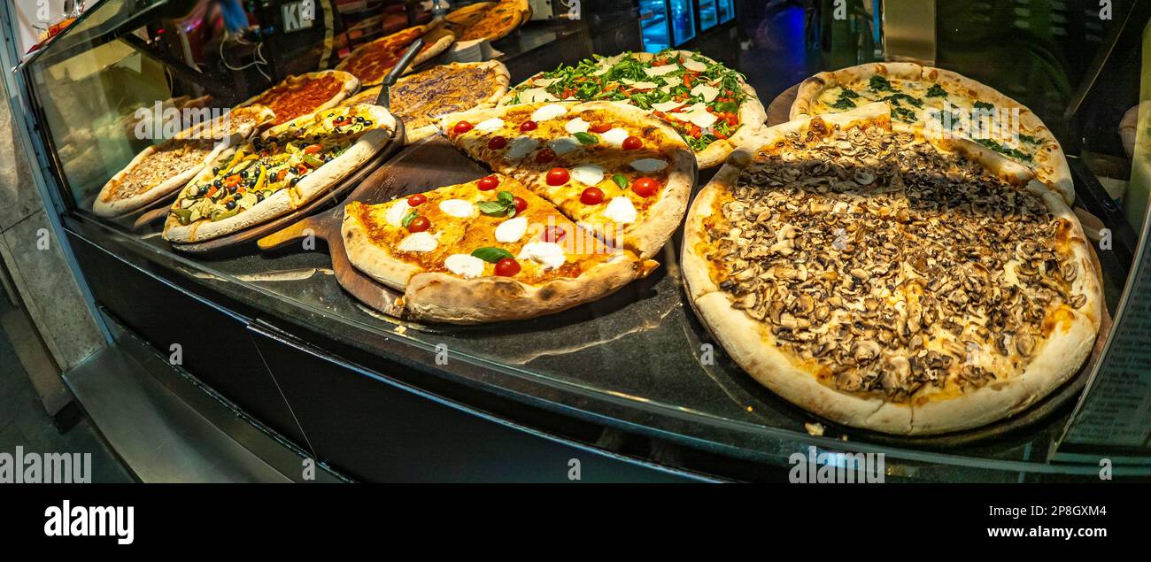 Verschiedene Pizzasorten in einem Street Showcase Stockfoto