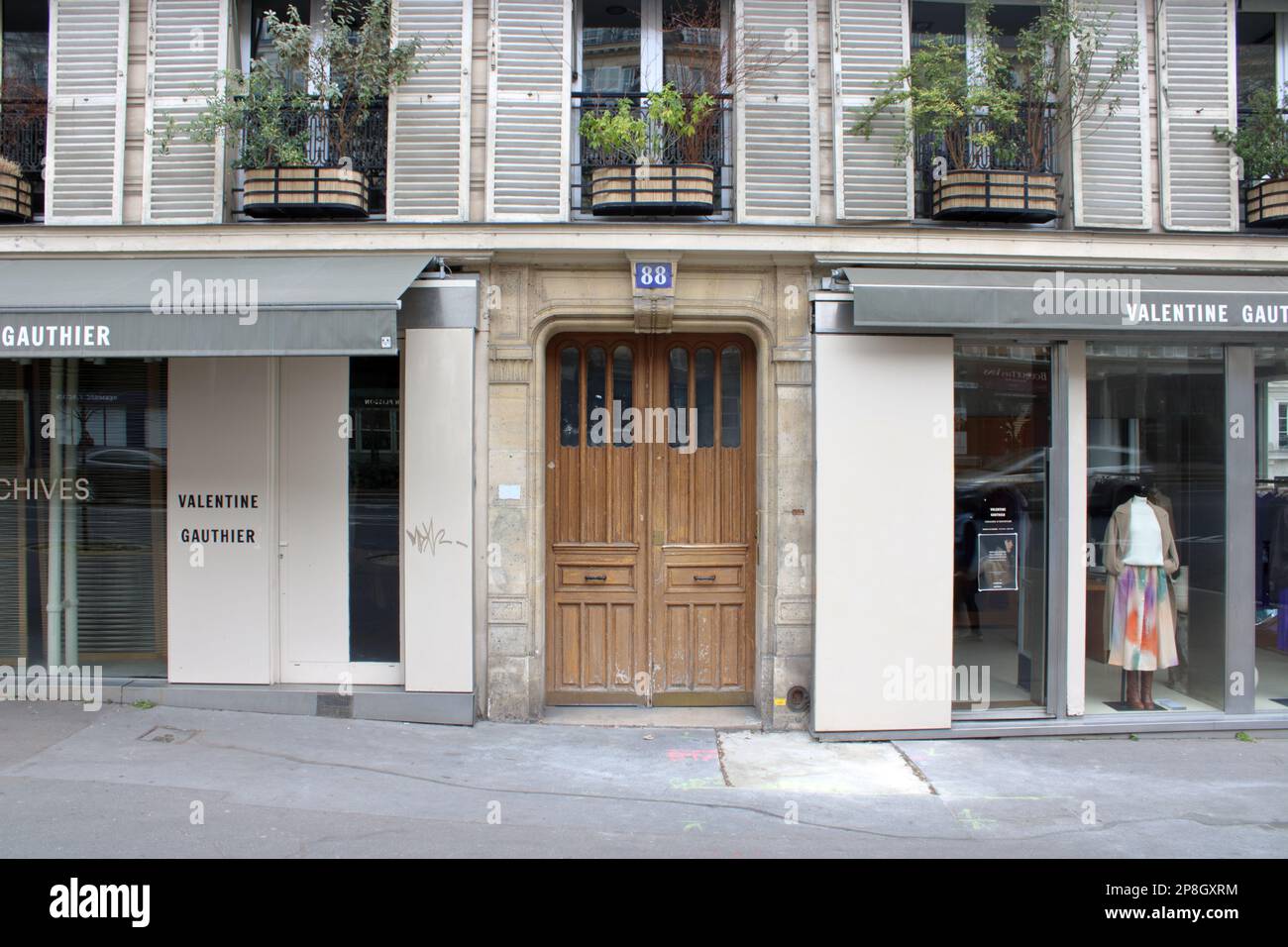 Typischer Blick auf Pariser Geschäfte hier auf dem Boulevard Beaumarchais im 11. Arrondissement von Paris Frankreich. Stockfoto