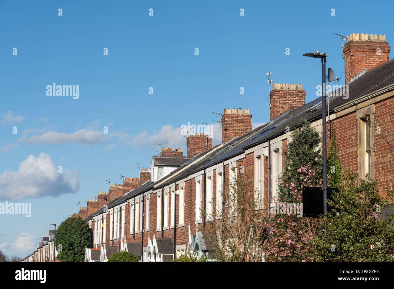 Eine Vorstadtterrasse mit Häusern in Großbritannien. Konzept des Immobilienmarkts. Stockfoto