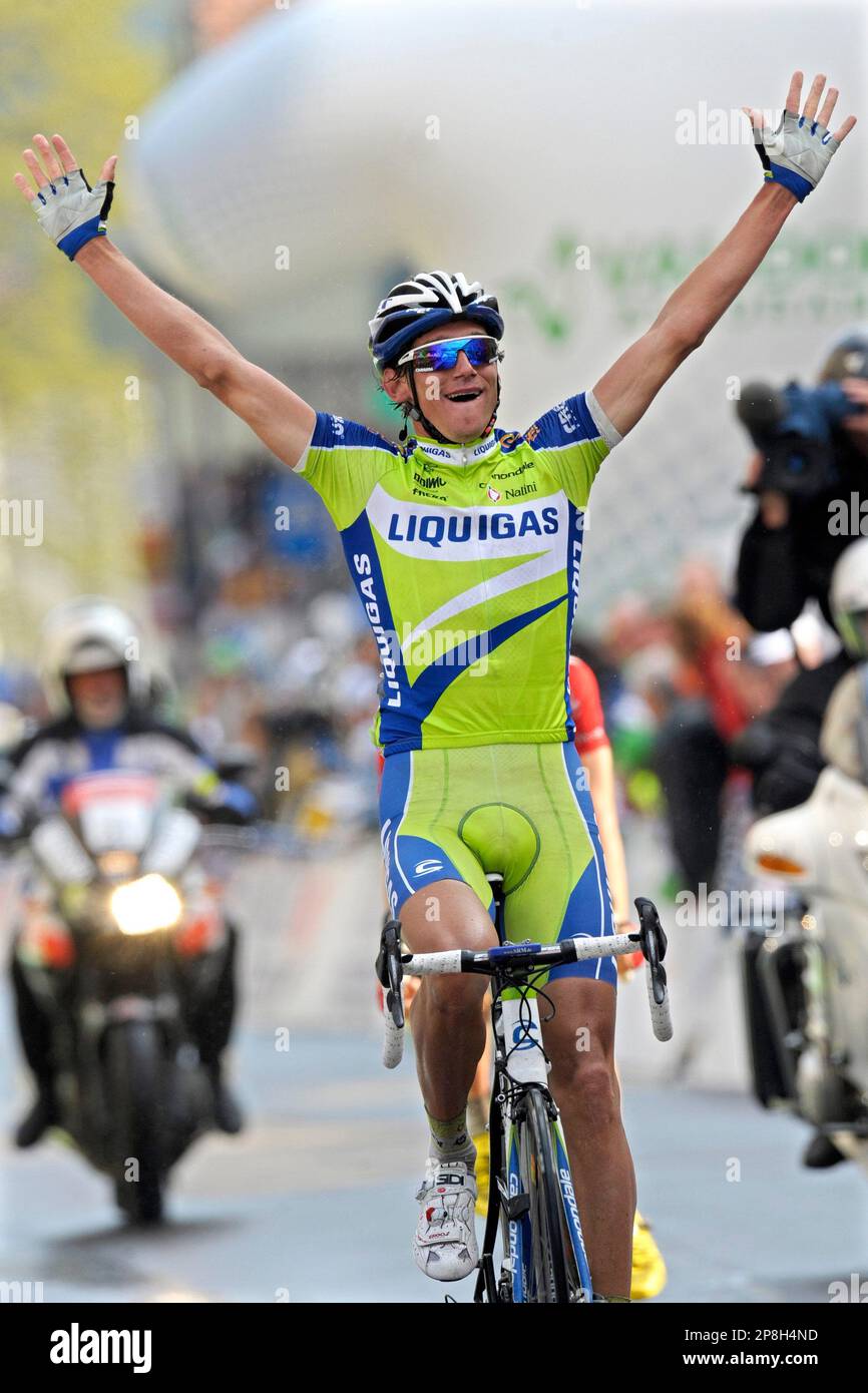 New overall leader, Czech Republic's Roman Kreuziger of team Liquigas, raises his arm after crossing the finish line to win the 4th stage of the 63rd Tour de Romandie UCI ProTour cycling race over 157,5 km from Estavayer-le-Lac to Sainte-Croix, in Sainte-Croix, Switzerland, Saturday, May 2, 2009. (AP Photo/KEYSTONE/Laurent Gillieron) Stockfoto