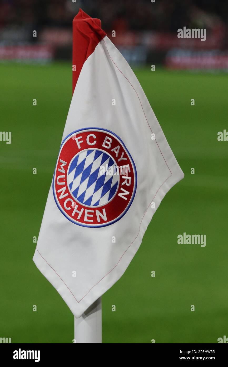 München, Deutschland. , . Eckflagge mit FC Bayern Logo – FUSSBALL, UEFA CHAMPIONS  LEAGUE, FC Bayern Muenchen vs PSG, Paris Saint Germain, Runde mit 16 2.  Etappen am Mittwoch, den 8. März