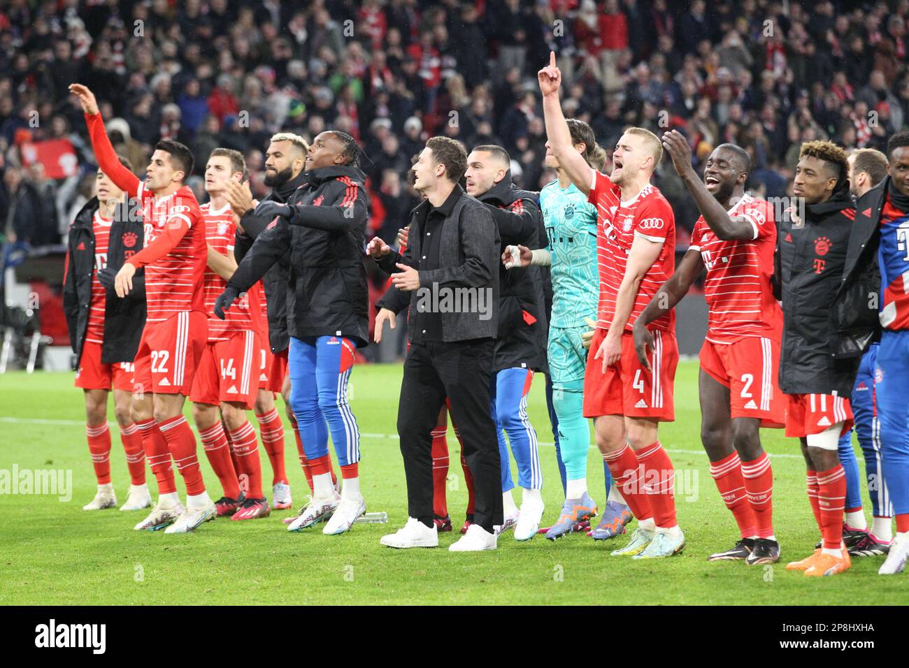 München, Deutschland 08. März 2023: FC Bayern Spieler feiern ihren Sieg über PSG, 1 Yann SOMMER, 2 Dayot Upamecano, 4 Matthijs de Ligt, 6 Joshua Kimmich, 8 Leon Goretzka, 11 Kingsley Coman, 13 Eric Maxim Choupo-Moting, 19, Alphonso Davies, 25 Thomas Müller, Müller, 42 Jamal Musiala, 44 Josip Stanisic, 7 Serge Gnabry, 17, Sadio MANÉ, FUSSBALL, UEFA CHAMPIONS LEAGUE, FC Bayern Muenchen vs PSG, Paris Saint Germain, Runde mit 16 2. Etappen am Mittwoch, 8. März 2023 in München im Fußballstadion Allianz Arena, Ergebnis 2:0, (Foto: © Arthur THILL/ATPimages) (THILL Arthur/ATP/SPP) Stockfoto