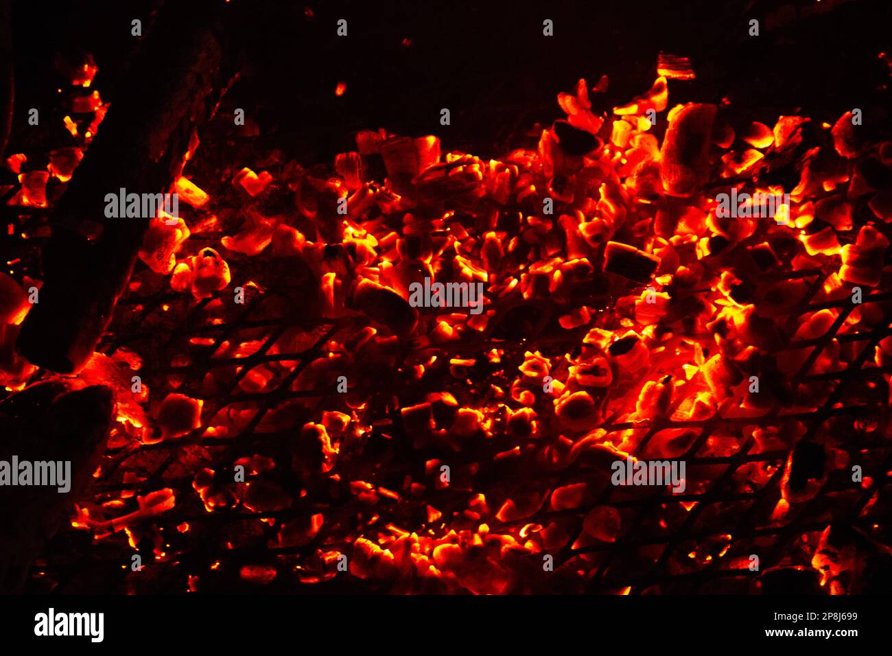 Kohlen leuchten nach einem Holzbrand Stockfoto