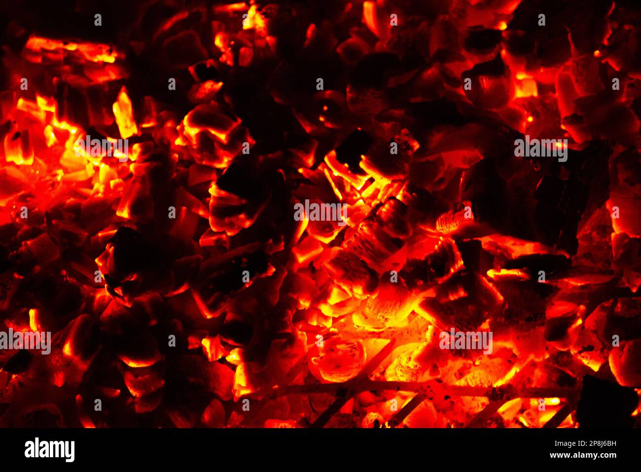 Kohlen leuchten nach einem Holzbrand Stockfoto