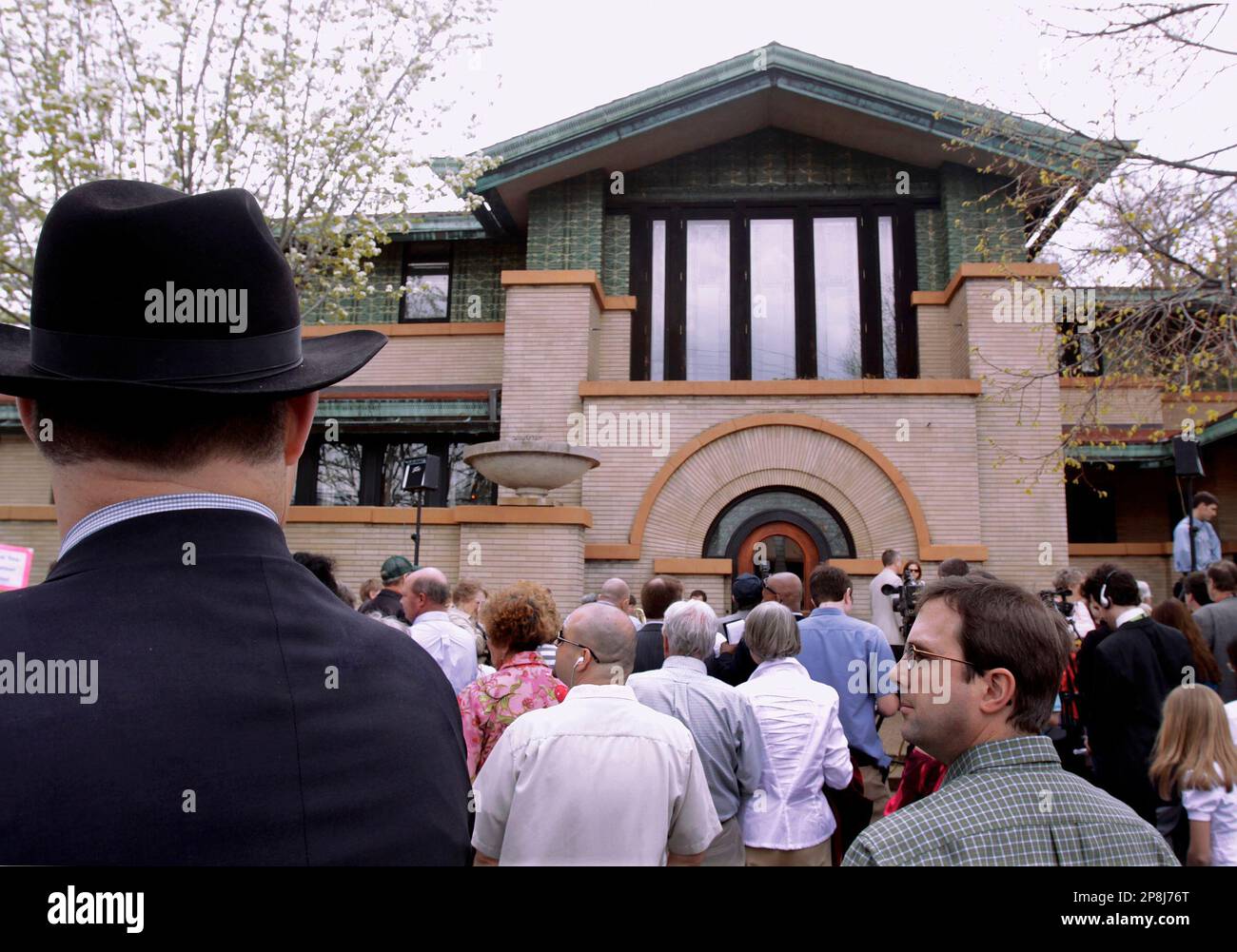 Spectators gather as Illinois Gov. Pat Quinn prepares to reopen to the public of the historic Dana-Thomas House, perhaps the best-preserved example of famed architect Frank Lloyd Wright's Prairie period, in Springfield, Ill., Thursday, April 23, 2009. The house was one of 11 historic sites shut down by former Gov. Rod Blagojevich on Dec. 1, 2008. (AP Photo/Seth Perlman) Stockfoto