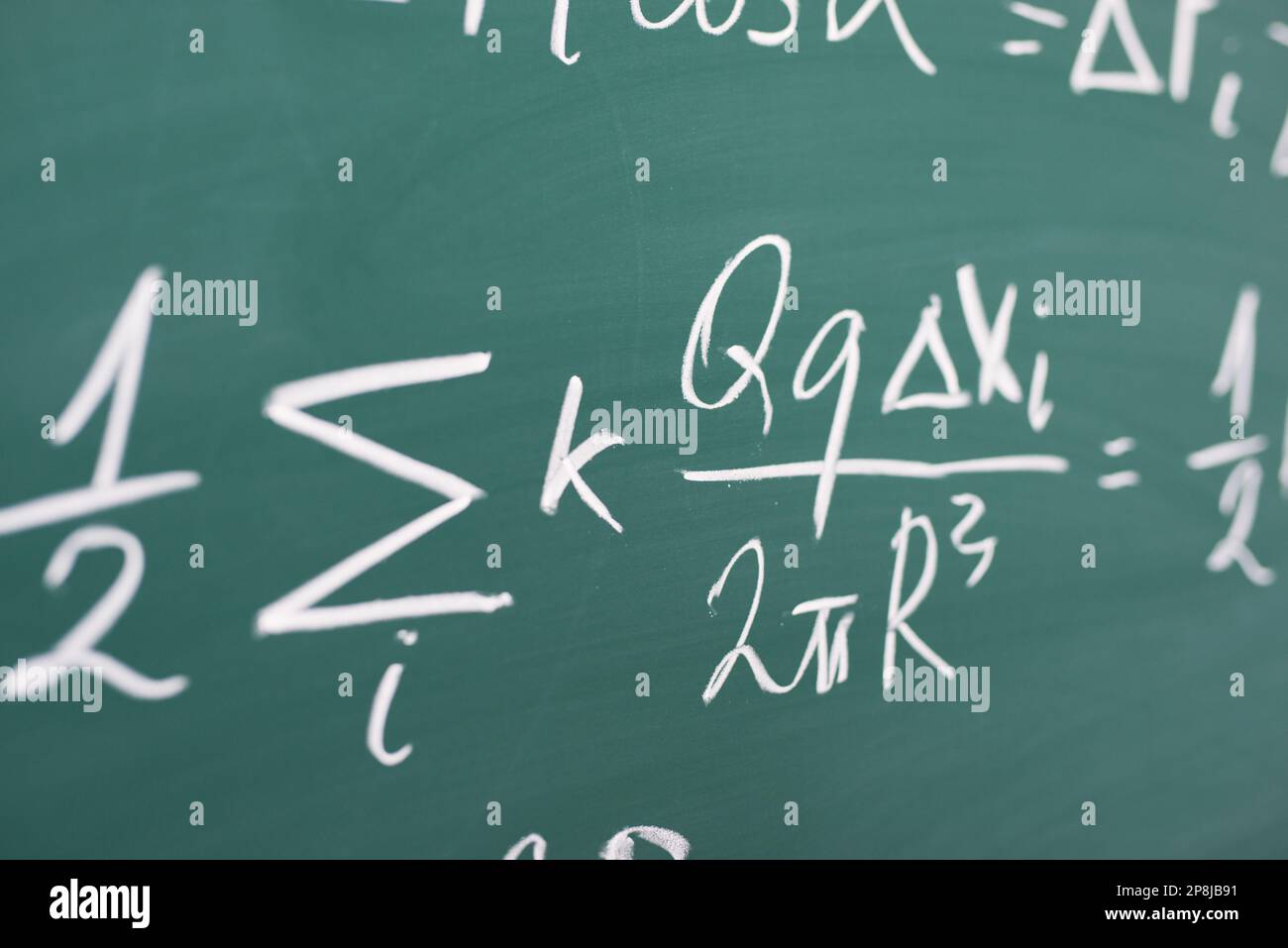Mathematische Formeln auf dem Schwarzen Brett. Stockfoto