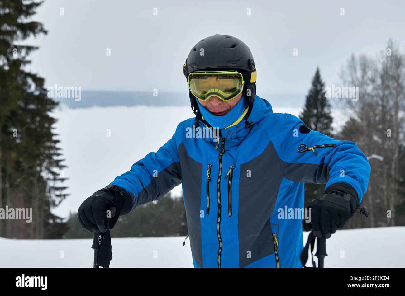Nahaufnahme eines Skifahrers in einem Sporthelm und einer Skibrille Stockfoto