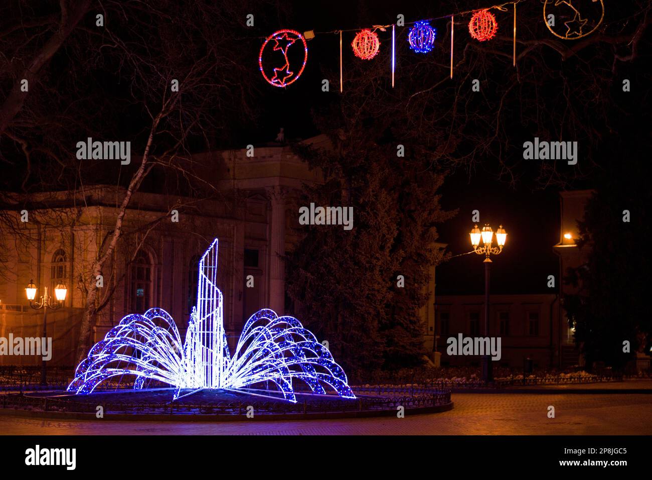 Ukrainische Nachtstadt in Lichtern und Farben Stockfoto