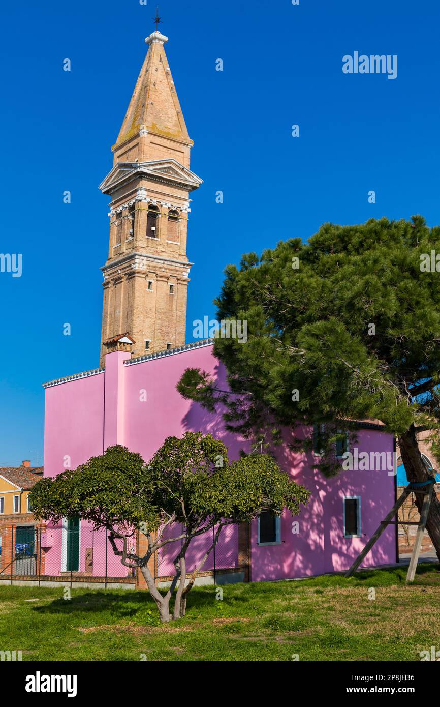 Schiefer Glockenturm campanile der Kirche San Martino in Burano, Venedig, Italien im Februar Stockfoto