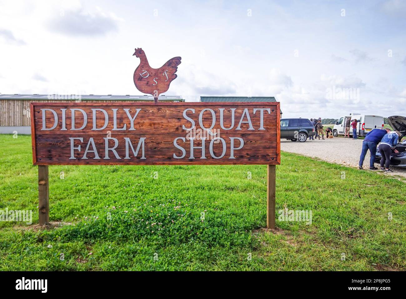 Diddly Squat Farm Shop Schild mit Amazon Filmcrew im Hintergrund Stockfoto