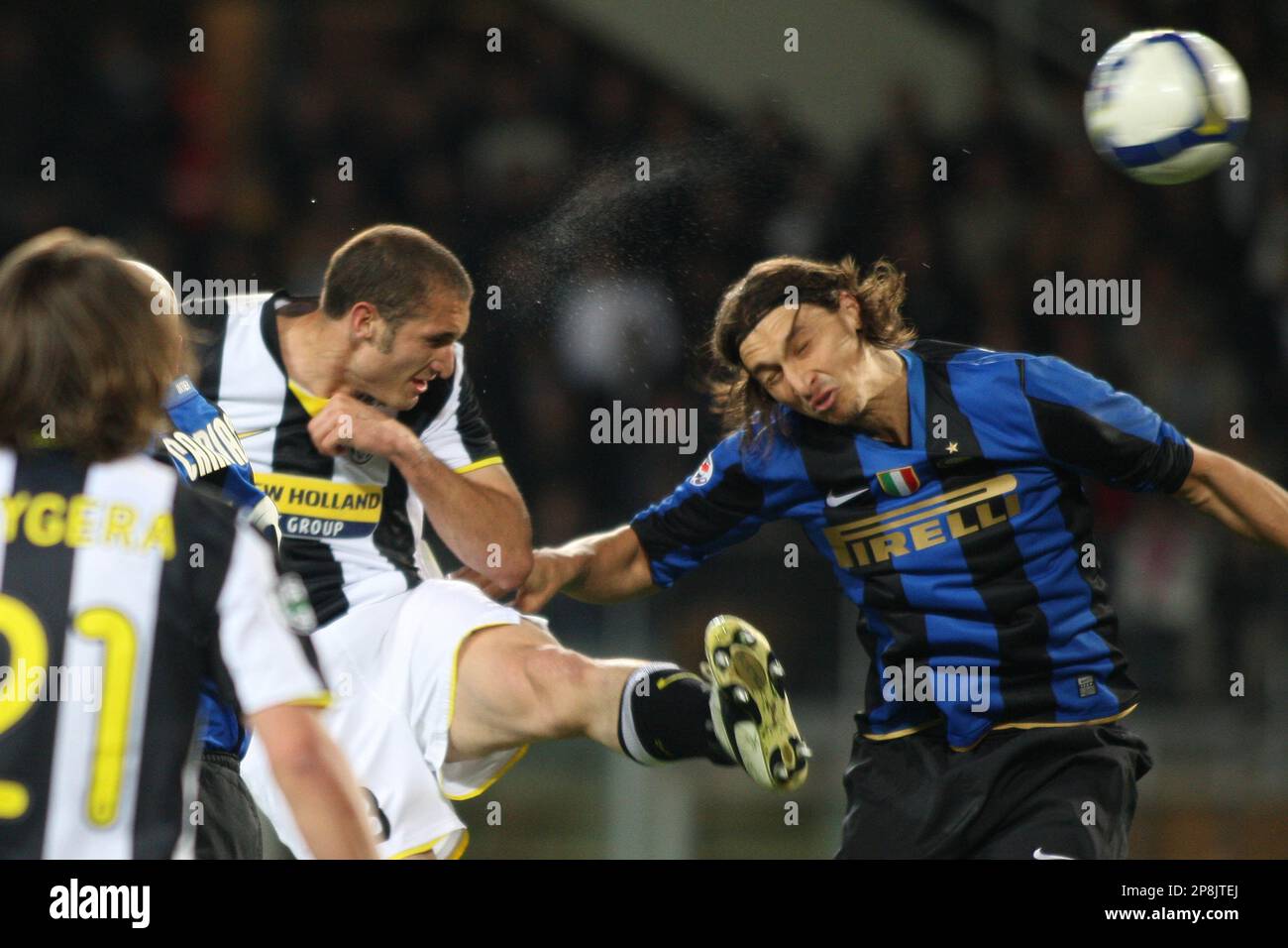 Juventus' Giorgio Chiellini, left, and Inter Milan's Zlatan Ibrahimovic in action during the Serie A soccer match between Juventus and Inter Milan at the Olympic Stadium in Turin, Italy, Saturday April 18, 2009. (AP Photo/Alberto Ramella) Stockfoto