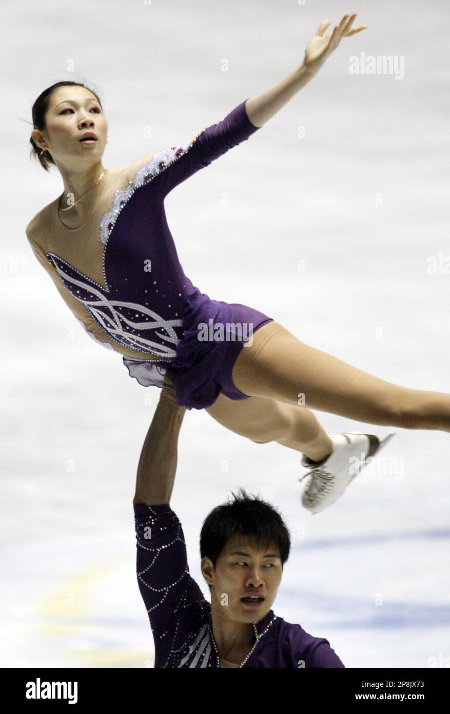 China's Dan Zhang and Hao Zhang perform during a pairs free skating event at the World Team Trophy of Figure Skating in Tokyo, Saturday, April 18, 2009.(AP Photo/Koji Sasahara) Stockfoto