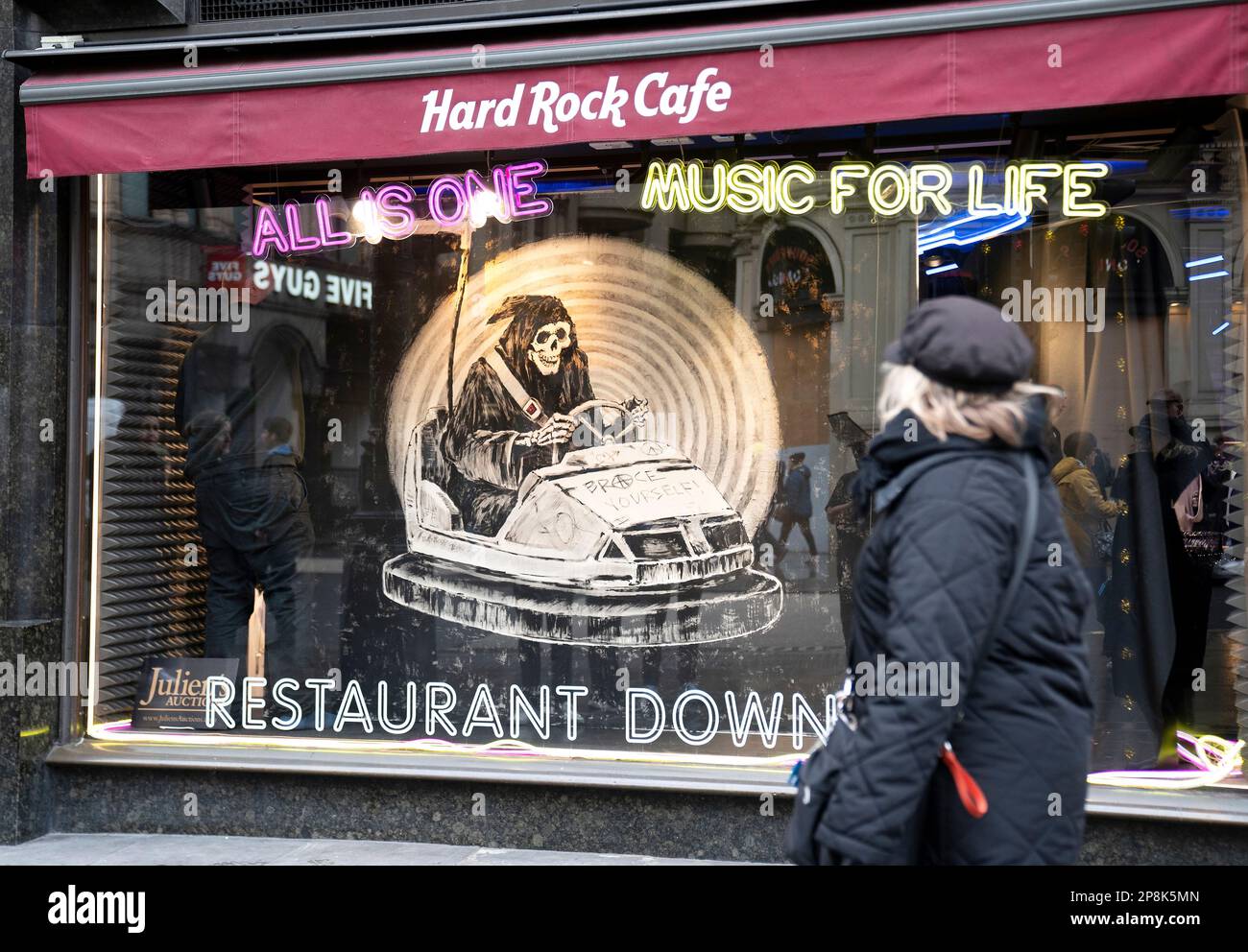 Banksys ursprüngliches Seelensammlerbild Brace Yourself! Wird im Fenster des Hard Rock Cafe in London installiert, bevor es von Julien's Auctions in Los Angeles zum Verkauf angeboten wird. Foto: Donnerstag, 9. März 2023. Stockfoto