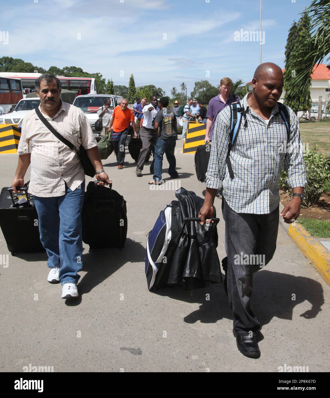 Crew members of the merchant vessel, Maersk Alabama which was confronted by Somali pirates, arrive at the international airport at Mombasa, Kenya, Wednesday, April 15, 2009. The crew of the U.S. freighter that thwarted a pirate attack are at Mombasa airport preparing to return home, according to Maersk shipping line officials. Their captain, Richard Phillips, who remained with the pirates was rescued by U.S.Navy SEALs Sunday.(AP Photo/Sayyid Azim) Stockfoto