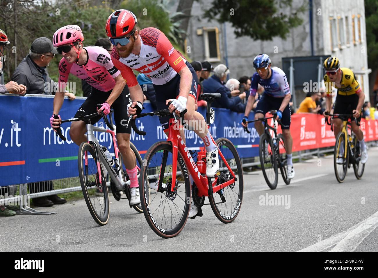 US¿ Quinn Simmons von Trek-Segafredo und belgischer Tiesj Benoot von Jumbo-Visma in Aktion während der 4. Etappe des Radrennens Tirreno-Adriatico, 219 km von Greccio nach Tortoreto, in Italien, Donnerstag, 09. März 2023. BELGA FOTO DIRK WAEM Stockfoto