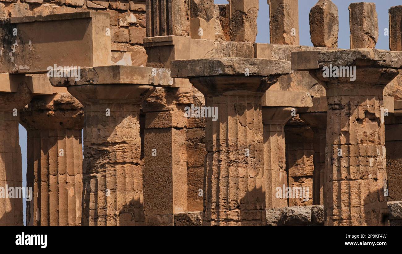 Die Ruinen und Säulen von Selinunte, einer archäologischen Stätte und einer alten griechischen Stadt in Sizilien, Italien Stockfoto