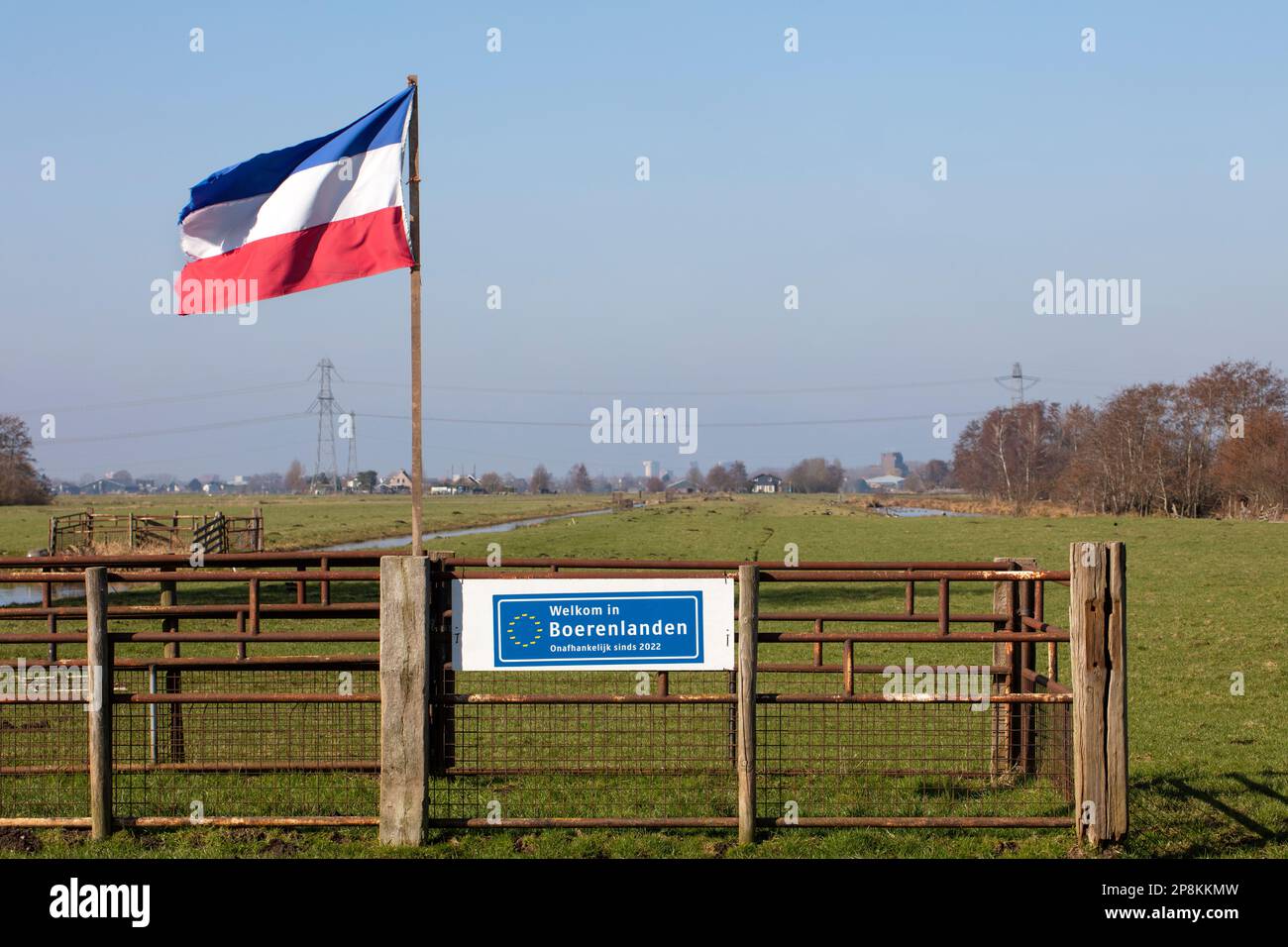 Rotterdam, Niederlande – 2. März 2023: Holländische Flagge verkehrt herum, weil die Landwirte in den Niederlanden protestieren und ein Zeichen dafür sind, dass dieses Ackerland unbändig ist Stockfoto