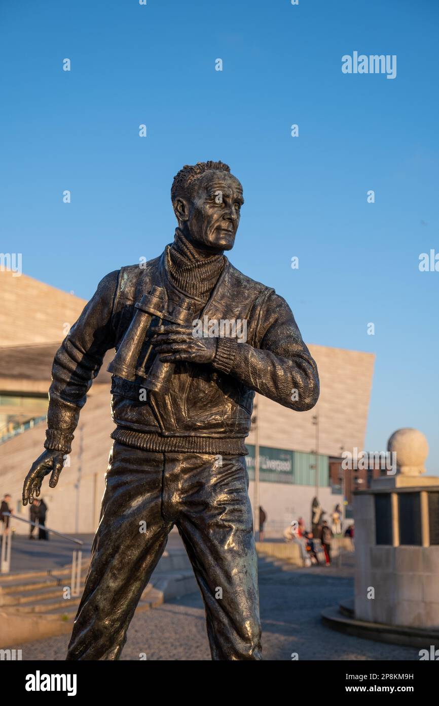 Eine vertikale Aufnahme der wunderschönen Statue von Captain Frederick John Walker auf einem Pier in Liverpool Stockfoto