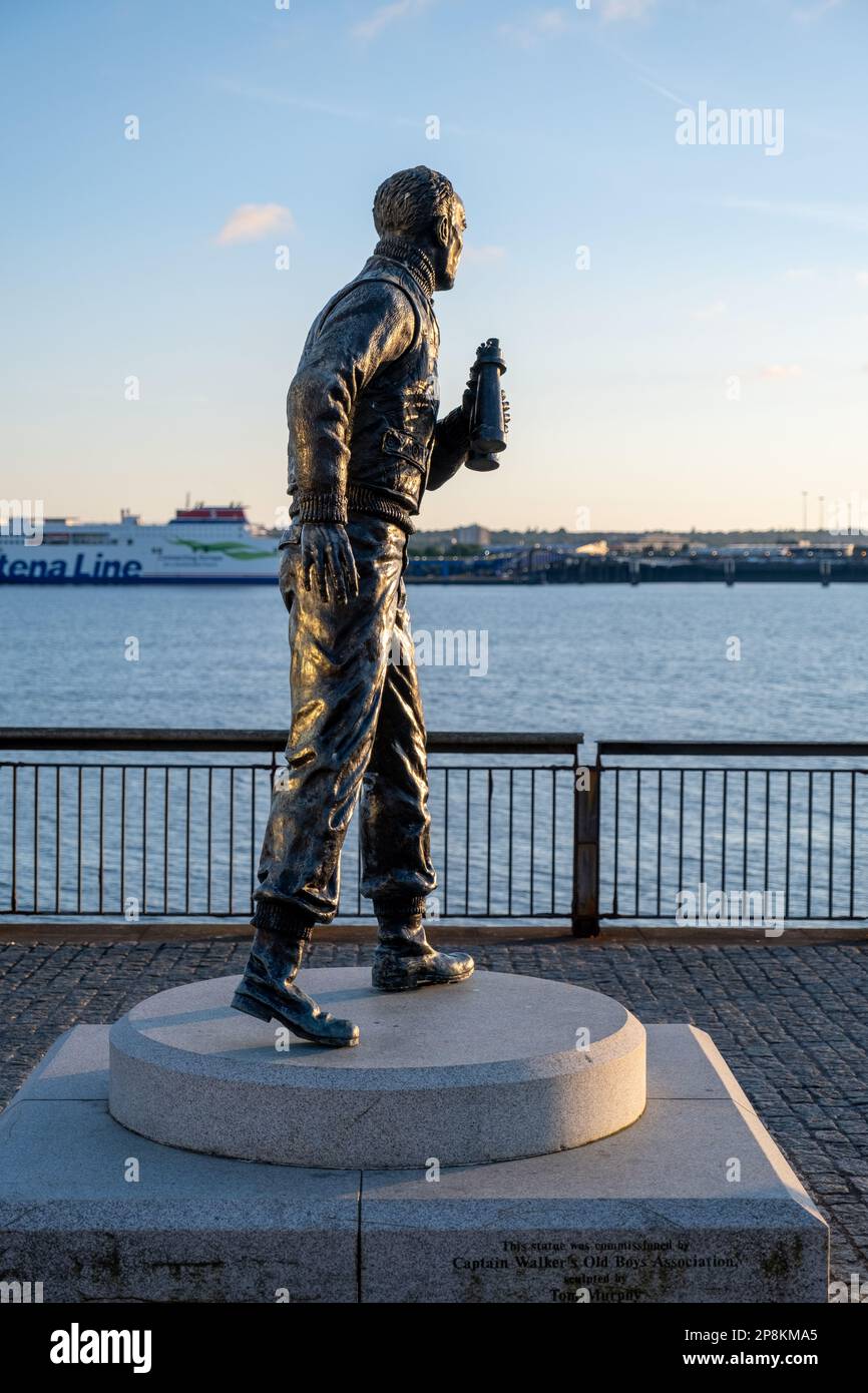 Eine vertikale Aufnahme der wunderschönen Statue von Captain Frederick John Walker auf einem Pier in Liverpool Stockfoto