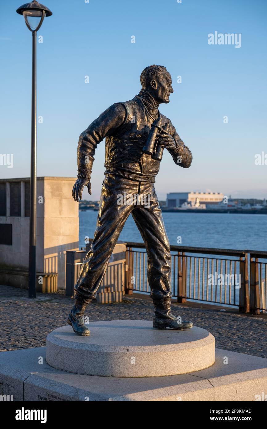 Eine vertikale Aufnahme der wunderschönen Statue von Captain Frederick John Walker auf einem Pier in Liverpool Stockfoto