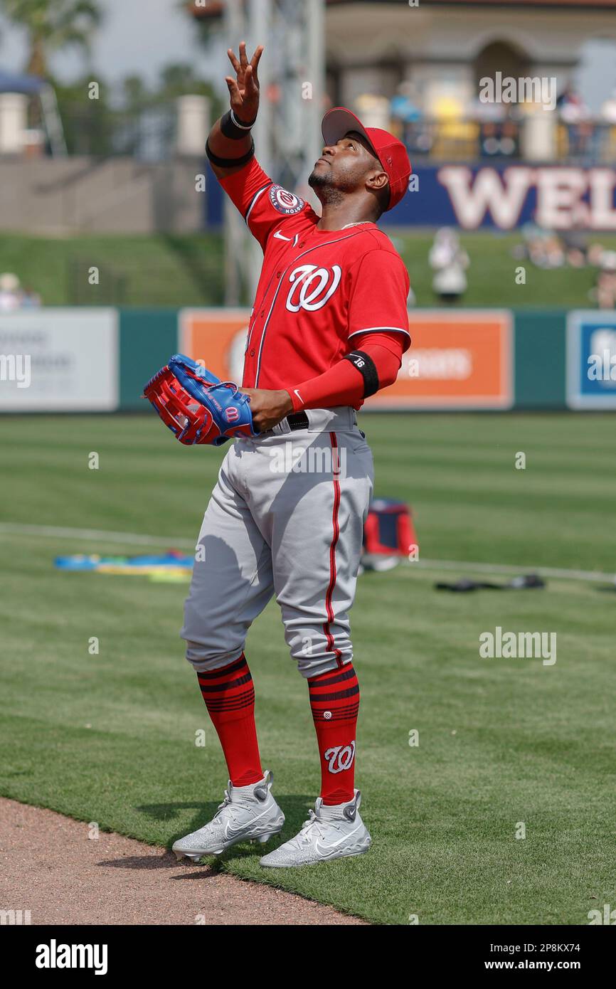 Lakeland FL USA; der Mittelfeldspieler der Washington Nationals Victor Robles (16) wirft während eines MLB-Frühjahrstrainings gegen die Detroit einen Ball an einen Fan Stockfoto