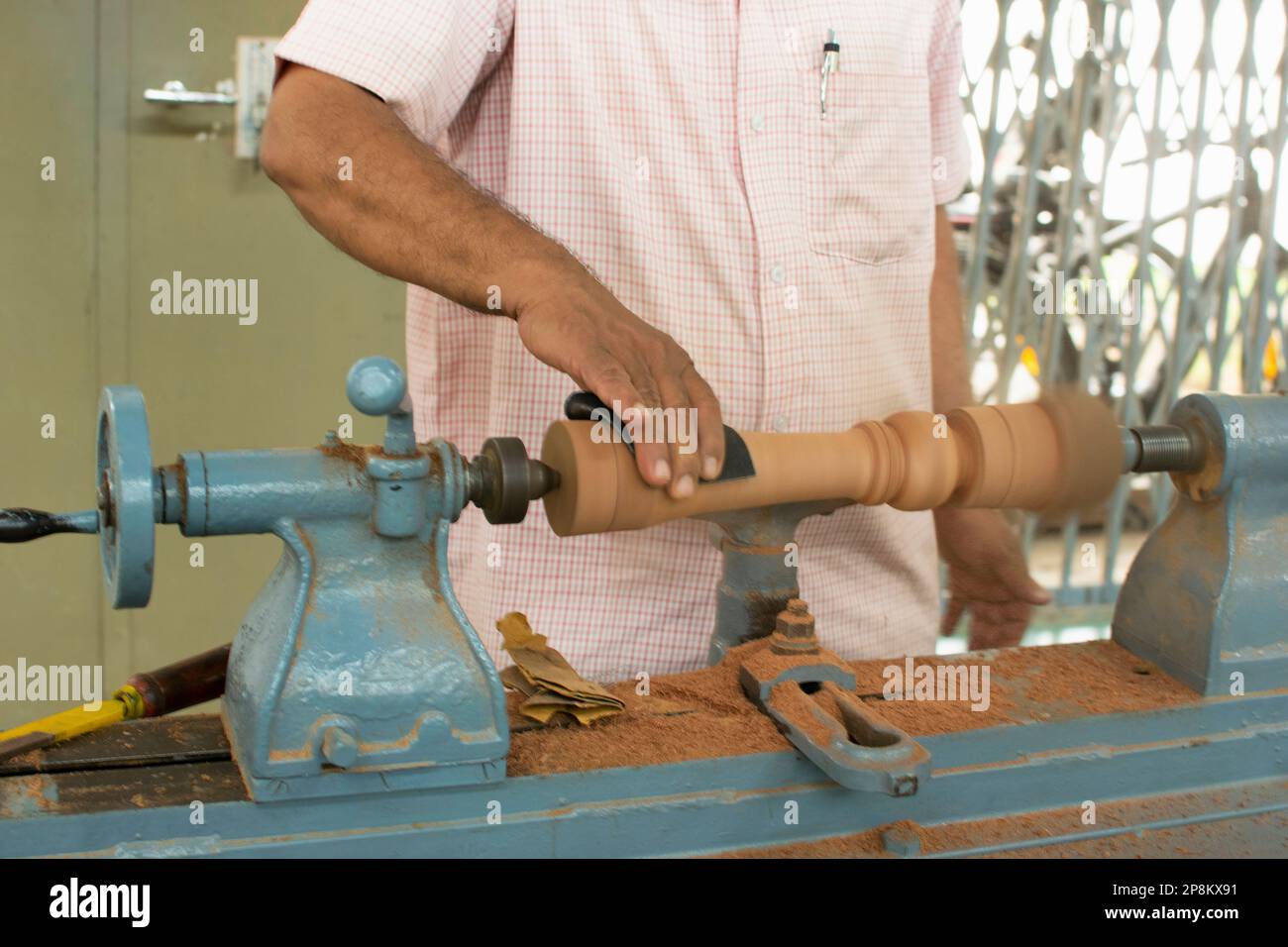 Person, die an einer Drehmaschine zum Drehen von Holz arbeitet, Indien Stockfoto