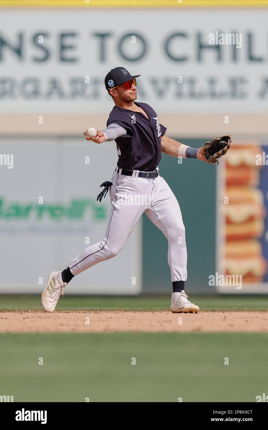 Lakeland FL USA; Detroit Tigers Shortstop Gage Workman (27) wirft einen harten Hit von Washington Nationals verließ Fielder Daylen Lile (13) und wirft zu Stockfoto