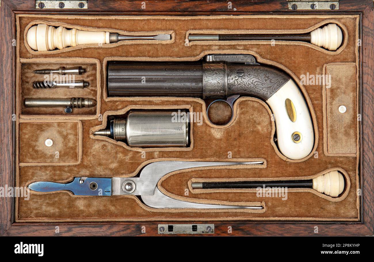 Die umhüllte, alte, rotierende Schlagpistole mit sechs Fässern, die auch als „Pepperbox“ aus dem 19. Jahrhundert bezeichnet wird, Nahaufnahme-Feuerwaffe mit Zubehör Stockfoto