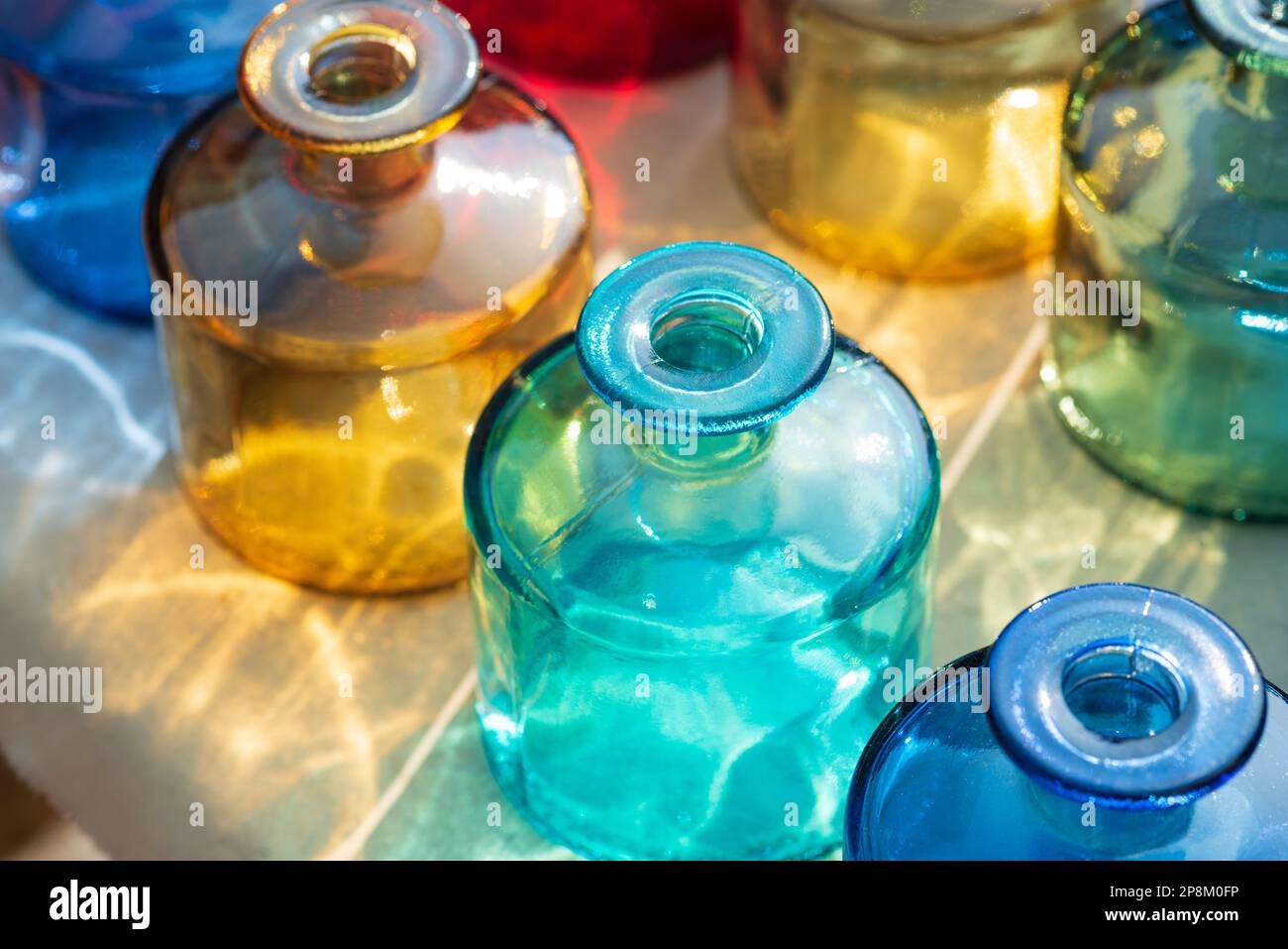 Italien, Lombardei, Flohmarkt, Bunte Glasgläser Stockfoto