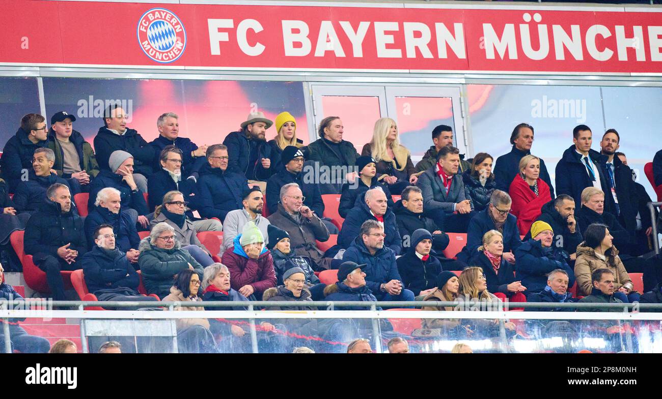 VIP, Hasan ( Brazzo ) Salihamidzic, FCB Sport Director Oliver KAHN, FCB CEO, Vorstandsvorsitzender der FC Bayern München AG, Karl-Heinz RUMMENIGGE (CEO, Vorstandsvorsitzender FCB AG) Uli HOENESS (ehemaliger Präsident des FCB), Ehrenpräsident, Hansi Flick, Rudi Völler, DFB, Bastian SCHWEINSTEIGER, Co-Moderator ARD Guenter NETZER mit Ehefrau Elvira im achten Finalspiel FC BAYERN MUENCHEN - PARIS SG 2-0 der Fußball-UEFA Champions League, Spiel in Staffel 2022/2023 in Paris, 08. März 2023. Achtelfinale, FCB, München, PSG © Peter Schatz / Alamy Live News Stockfoto