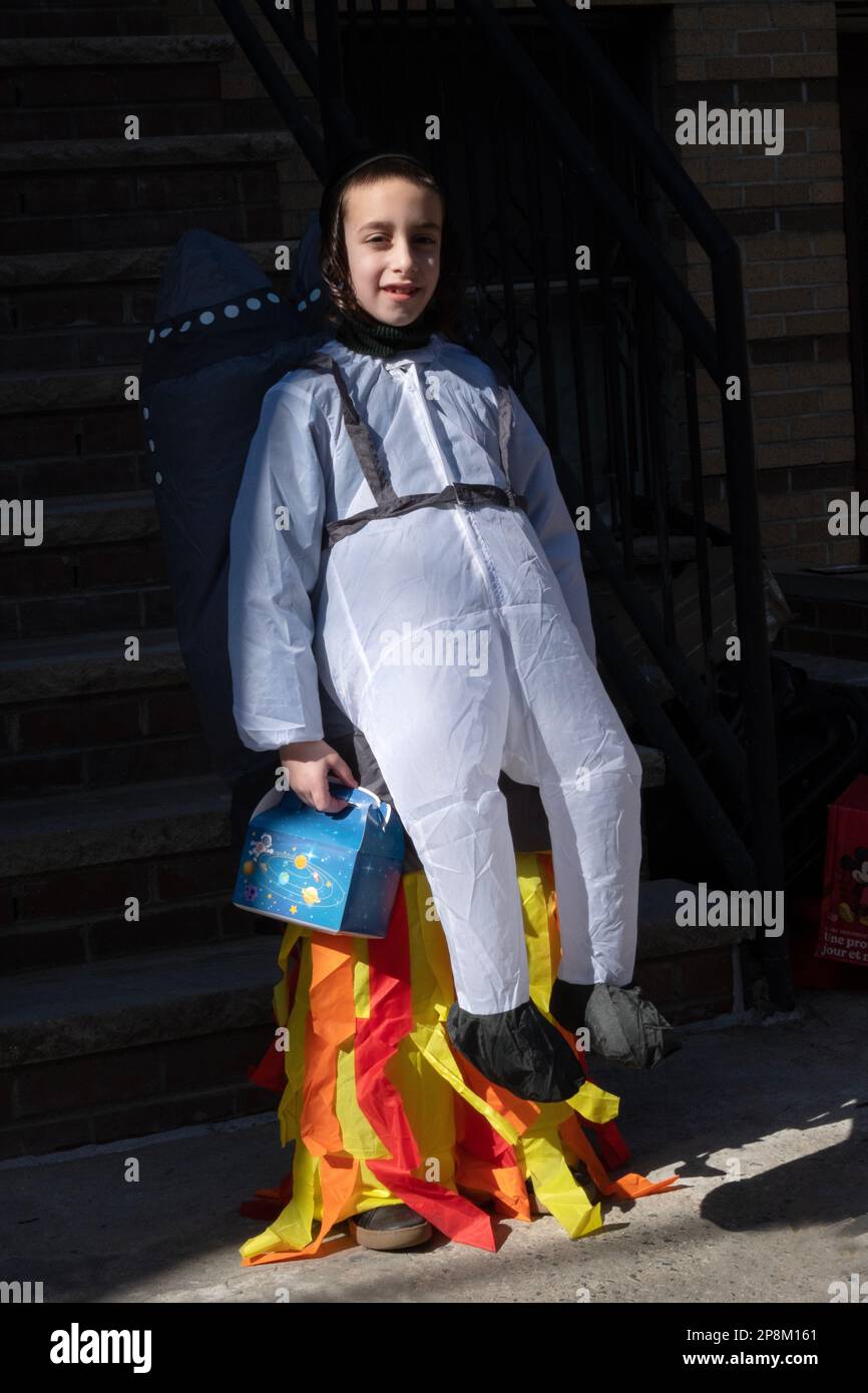 OPTISCHE TÄUSCHUNG. Ein junger chassidischer jüdischer Junge in einem cleveren Purim-Kostüm. In Brooklyn, New York City. Stockfoto