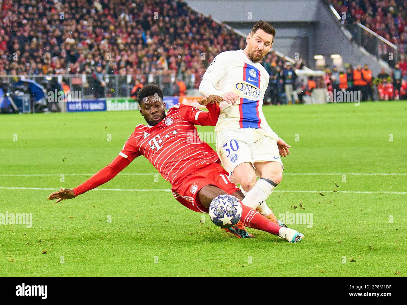 Alphonso DAVIES, FC Barcelona 19, tritt um den Ball an, Tackle, Duell, Header, Zweikampf, Action, Kampf gegen Lionel Messi, PSG 30 im achten Finalspiel FC BAYERN MUENCHEN - PARIS SG 2-0 der Football UEFA Champions League, Spiel in Staffel 2022/2023 in Paris, 08. März 2023. Achtelfinale, FCB, München, PSG © Peter Schatz / Alamy Live News Stockfoto