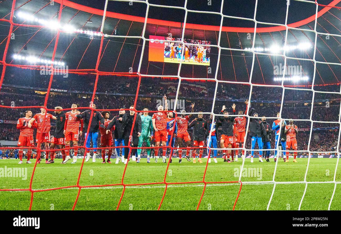 FCB Celebrate with Fans: Benjamin PAVARD, FCB 5 Leon GORETZKA, FCB 8 Dayot Upamecano , FCB 2 Joshua KIMMICH, FCB 6 Matthijs de Ligt, FCB 4 Thomas MUELLER, MÜLLER, FCB 25 17 Dayot Upamecano , FCB 2 26 Yann Sommer, FCB 27 Torwart, FCB Mane (FCB) Daley Blind, FCB 23 Alphonso DAVIES, FCB 19 Kingsley Coman, FCB 11 Matthijs de Ligt, FCB 4 , Allianz Arena im achten Finalspiel FC BAYERN MUENCHEN - PARIS SG 2-0 der Football UEFA Champions League, Spiel in Staffel 2022/2023 in Paris, 08. März 2023. Achtelfinale, FCB, München, PSG © Peter Schatz / Alamy Live Stockfoto