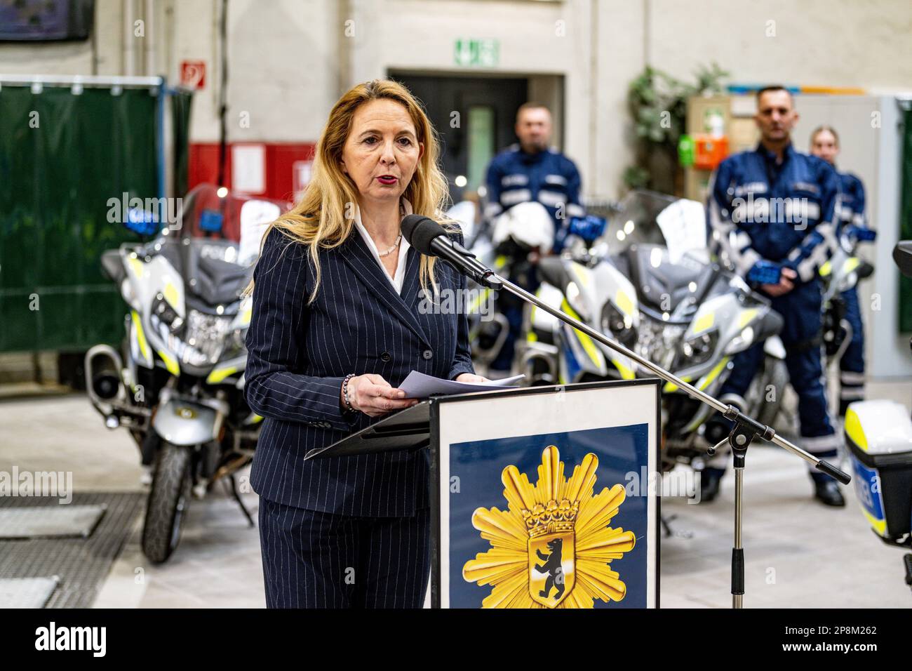 Berlin, Deutschland. 09. März 2023. Barbara Slowik, Berliner Polizeichefin, spricht bei der Übergabe neuer elektrischer Zweiräder an die Berliner Polizei. Vier vollelektrische Motorräder mit Polizeiausrüstung werden in die Flotte aufgenommen. Kredit: Fabian Sommer/dpa/Alamy Live News Stockfoto