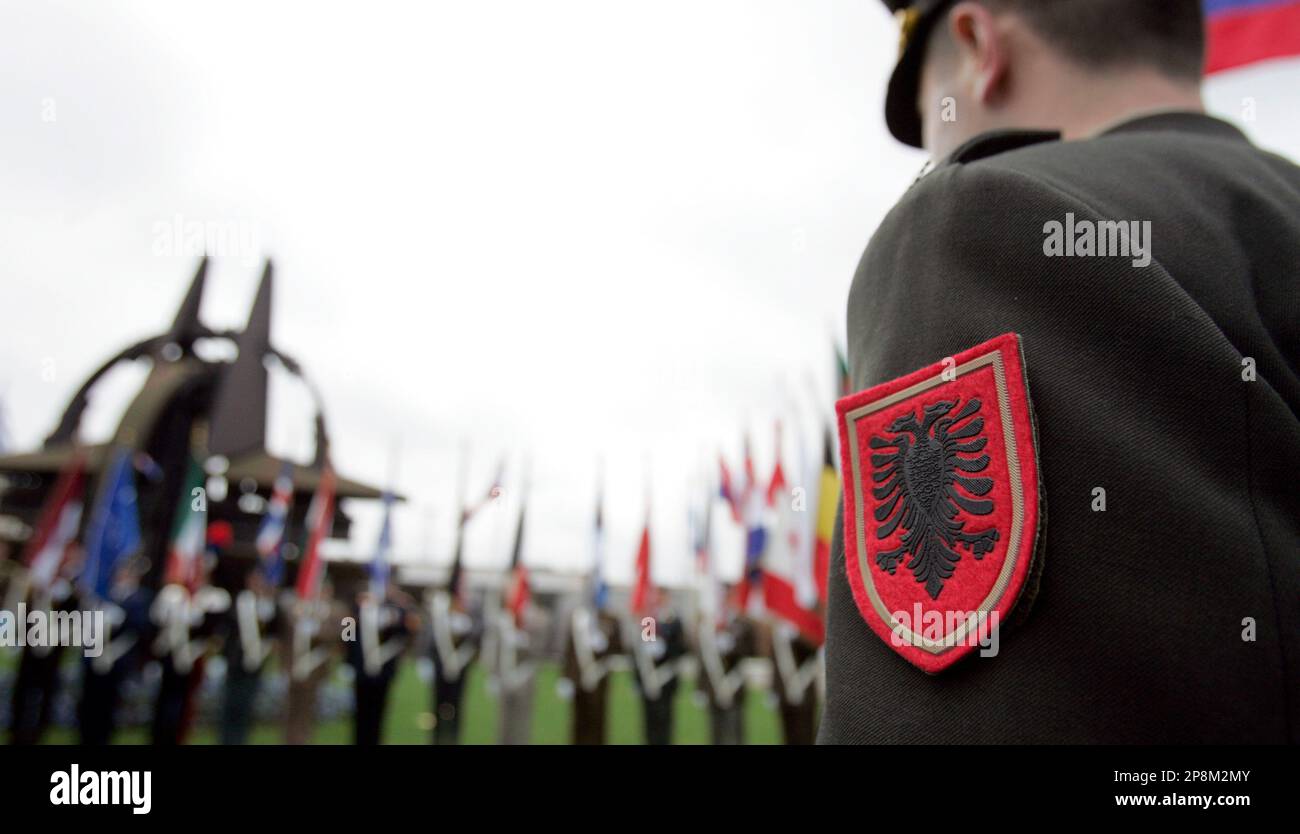 An Albanian soldier, right, along with other soldiers representing armies of the NATO alliance take part in a flag raising ceremony to mark the accession of Albania and Croatia into the alliance at NATO headquarters in Brussels, Tuesday April 7, 2009. (AP Photo/Virginia Mayo) Stockfoto